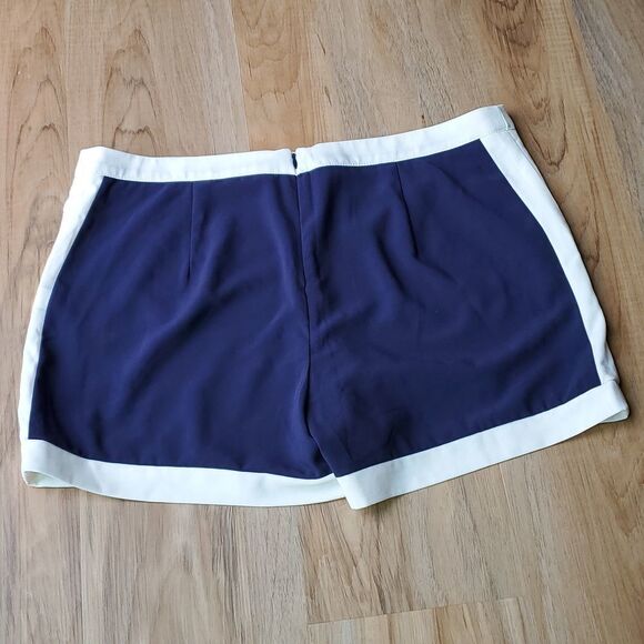 🔺️Dalia Cream & Blue Dressy Shorts Size 10 - Picture 2 of 8